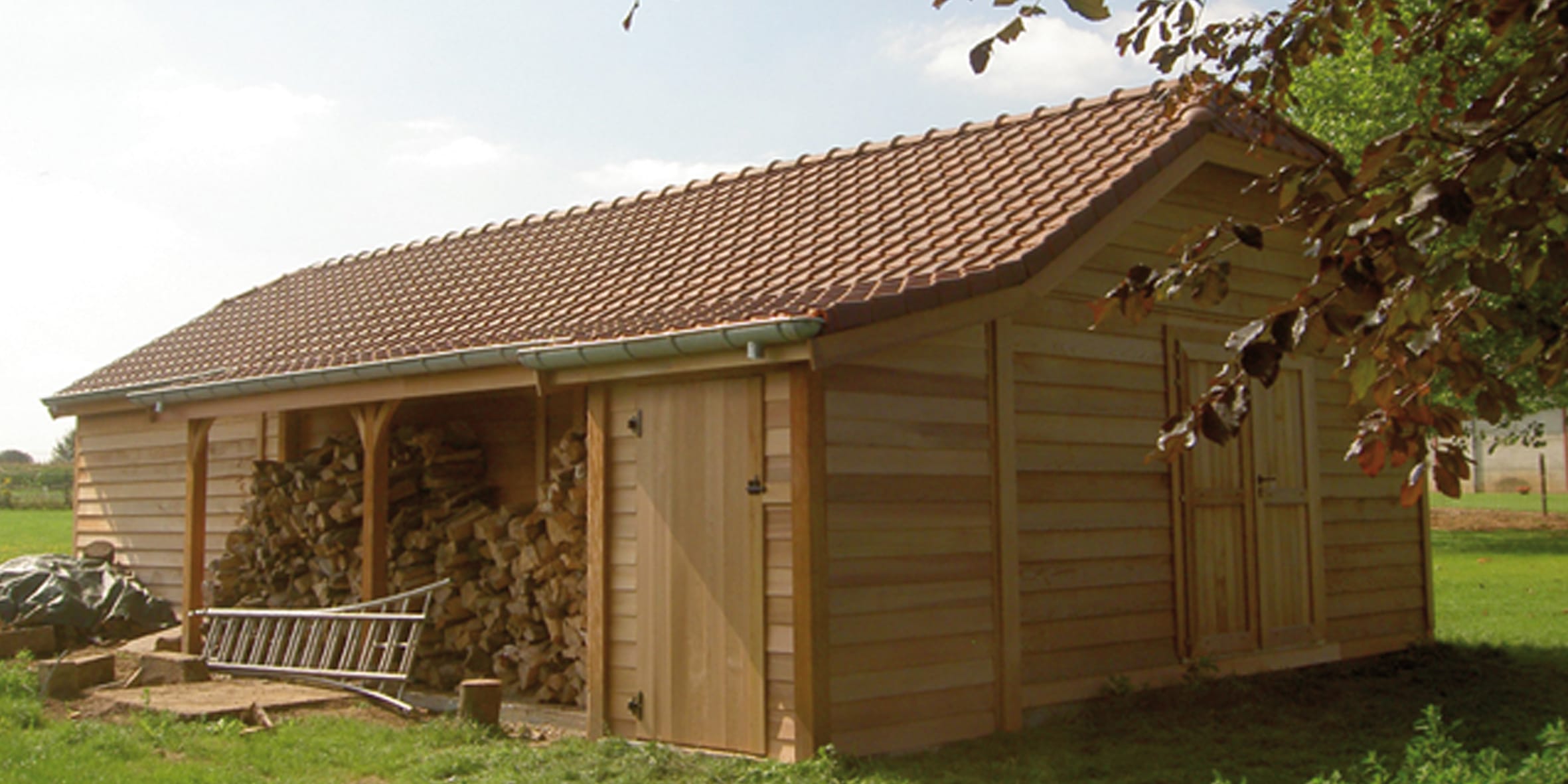 cottage in ceder met houtberging